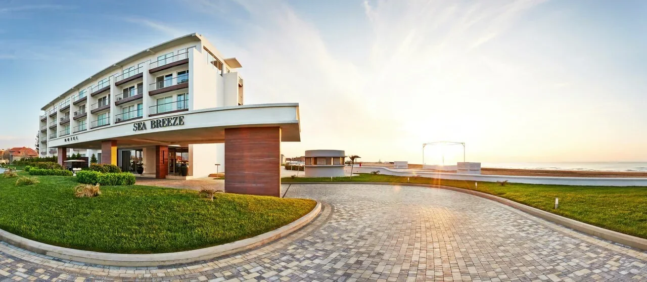 Sea Breeze Hotel на закате. Точка IQOS — в этом квартале, между отелем и рестораном Shore House (по точкам Google и Wolt)