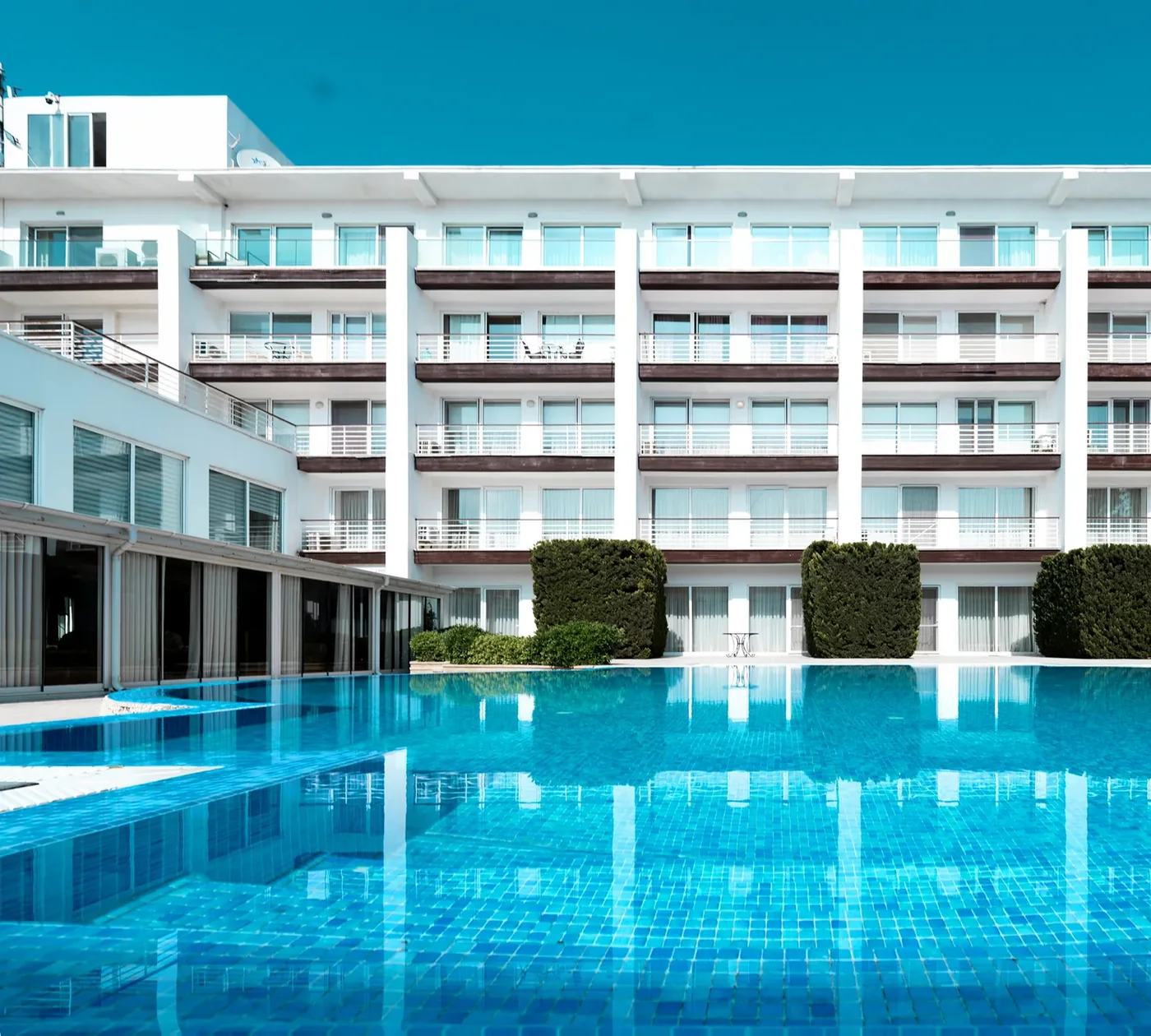 Бассейн перед корпусом Sea Breeze Hotel